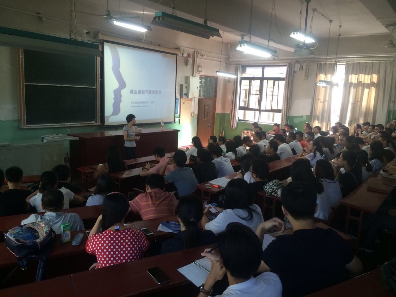 电子信息工程学院2015级研究生就业讲座顺利